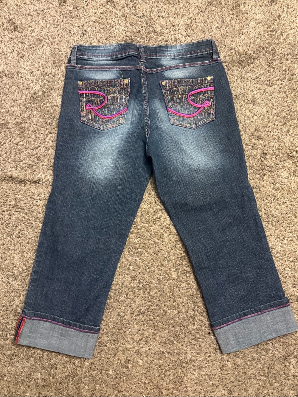 Dark Wash Women’s capri Jeans with Pink Back Pocket Embroidery size 9